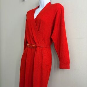 Form flattering St. John Marie Grey Size 4 Knit dress.